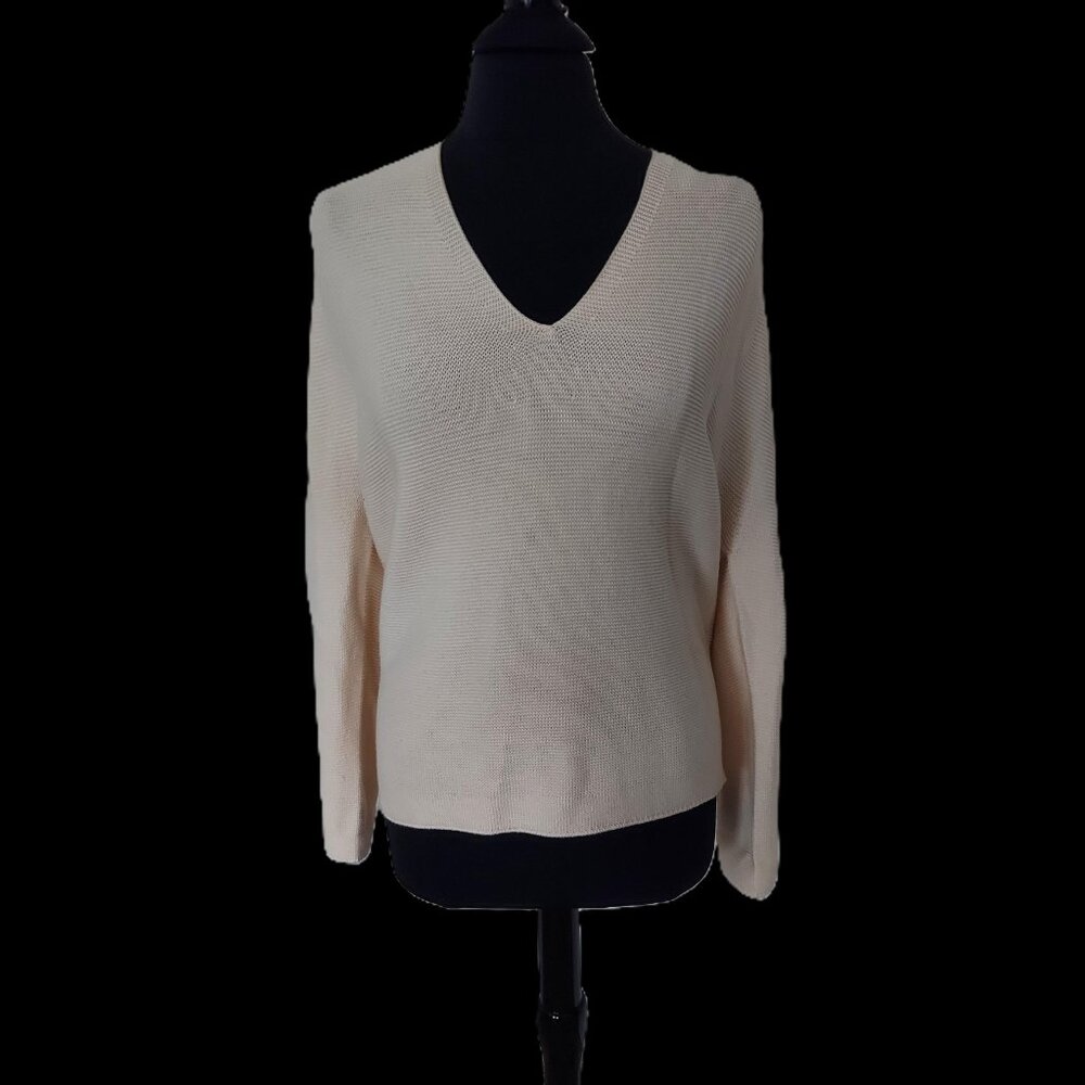 UNIQLO U V NECK OFFWHITE LONG SLEEVE SWEATER. Sz L. 100% Cotton